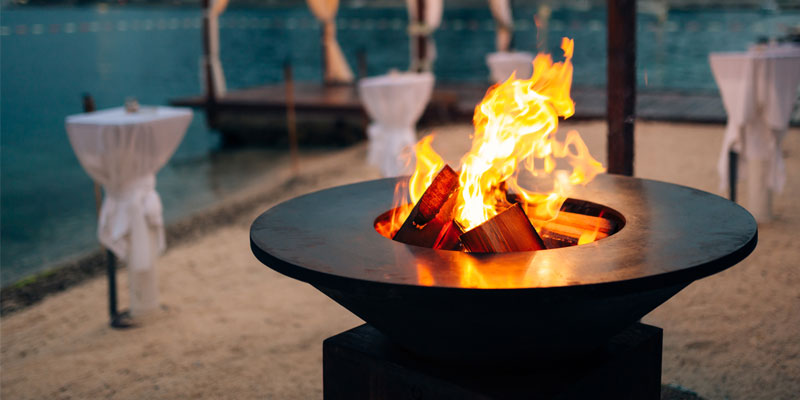 Romantisches Lagerfeuer in der Feuerschale