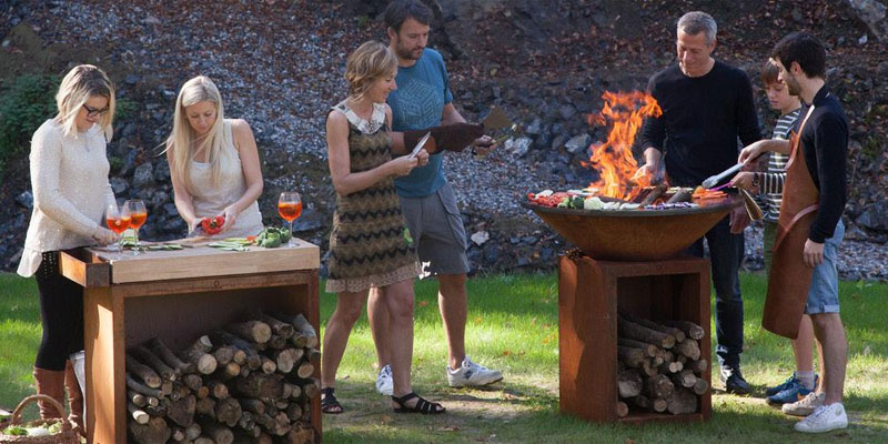 Grillen auf OFYR Feuerplatten ist immer ein geselliges Event