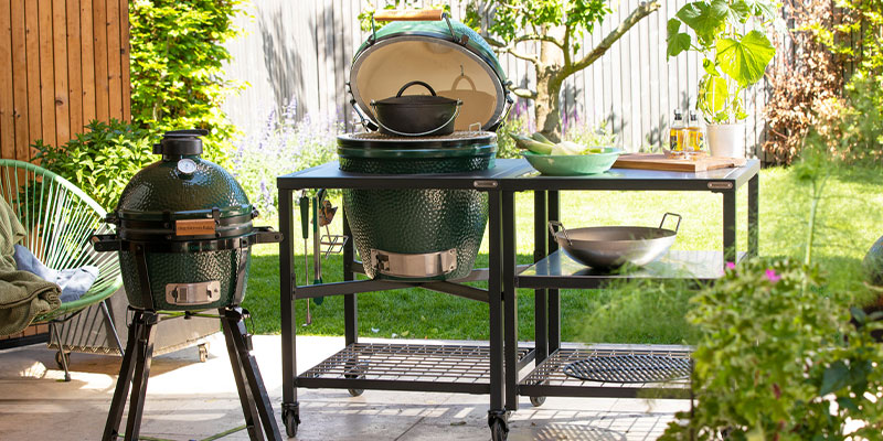 Big Green Egg Außenküche mit zwei verschiedenen Keramikgrills