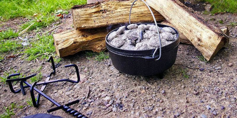 Dutch Oven mit glühenden Briketts belegt