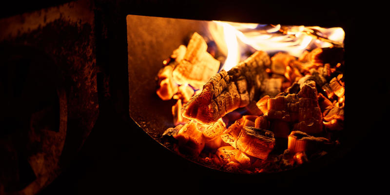 Feuer und Brennscheite in der Smoker Brennkammer