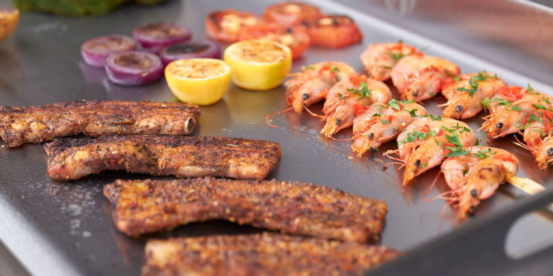Mediterranes Grillen auf der Napoleon Plancha