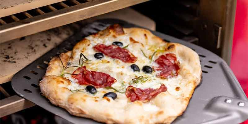 Perfekt gebackene Pizza aus dem Charlie Oven