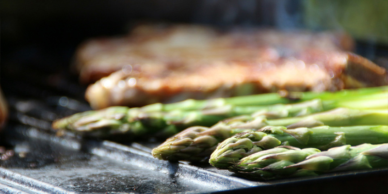 Grillen auf einer gusseisernen Grill- und Wendeplatte