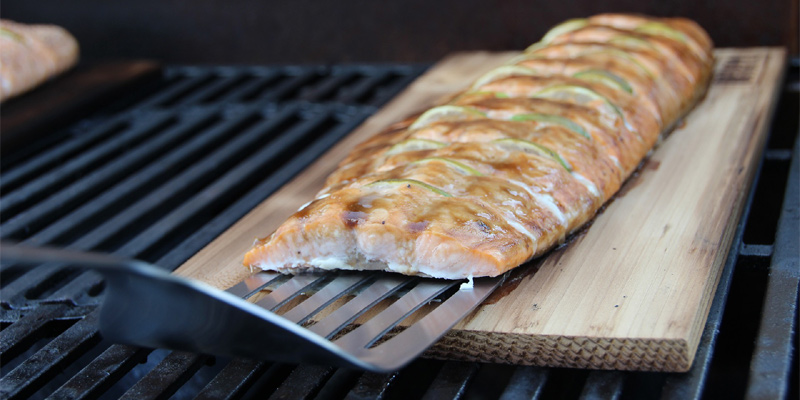 Lachs vom Räucherbrett auf dem Grill zubereiten