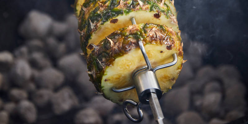 Ananas über Holzkohle grillen mit einem SANTOS Drehspieß